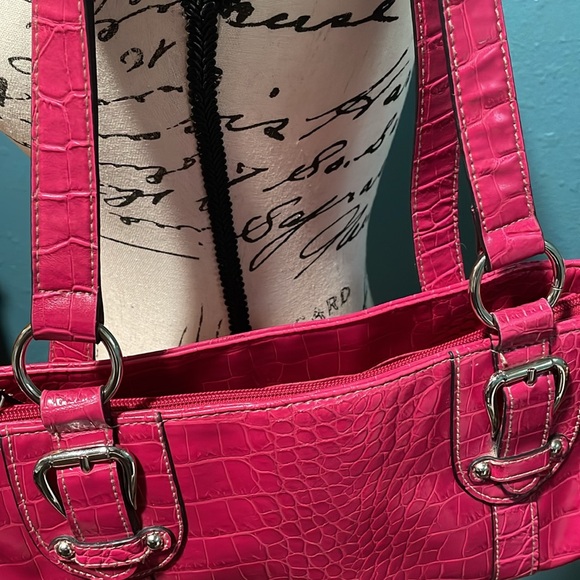 Croft & Barrow magenta colored w/silver metal alligator pattern shoulder purse. - Picture 4 of 12